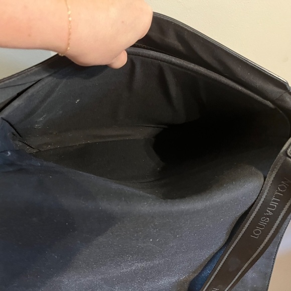 Louis Vuitton Taiga Messenger Bag Black Crossbody Old Money Luxury Maximalist - Picture 13 of 16